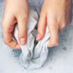 alt=“cómo quitar manchas de la ropa”